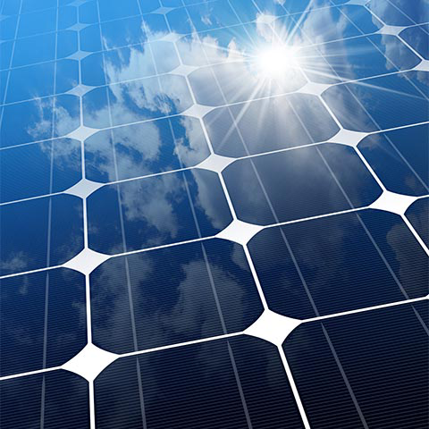 Panneau solaire monocristallin bleu réfléchissant la lumière du soleil