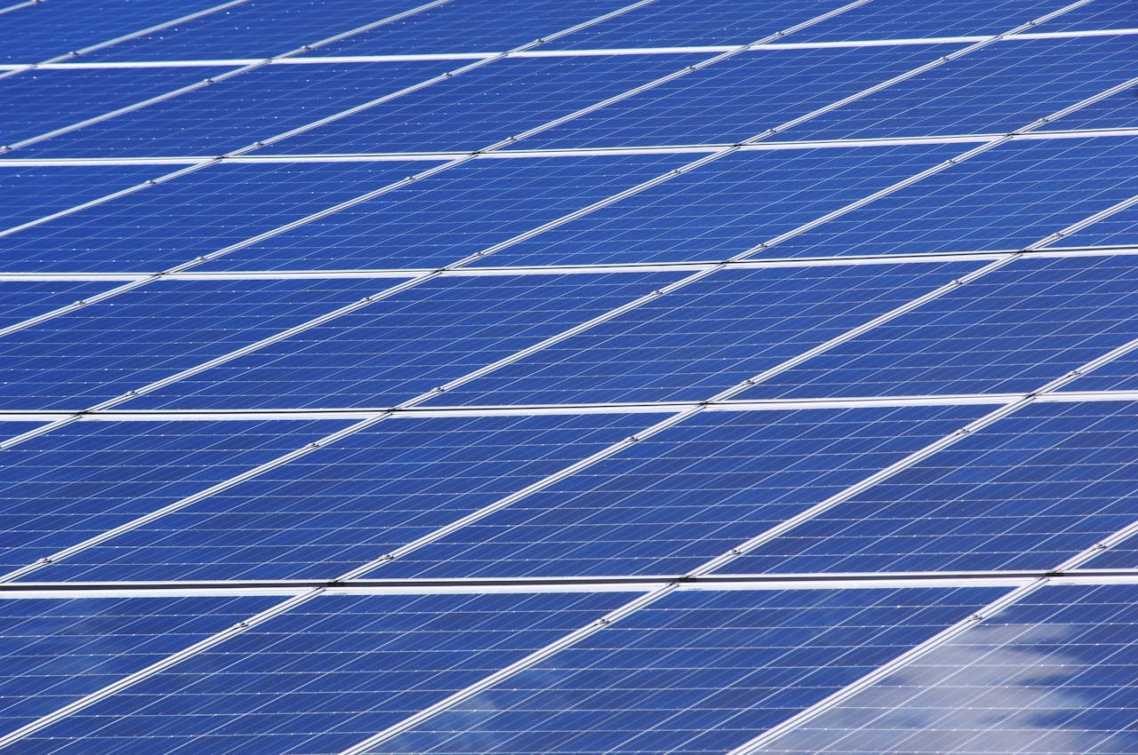 Gros plan sur une installation de panneaux solaires bleus alignés en rangées