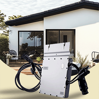 Micro-onduleur performant pour kit solaire Plug & Play devant une maison moderne en Belgique
